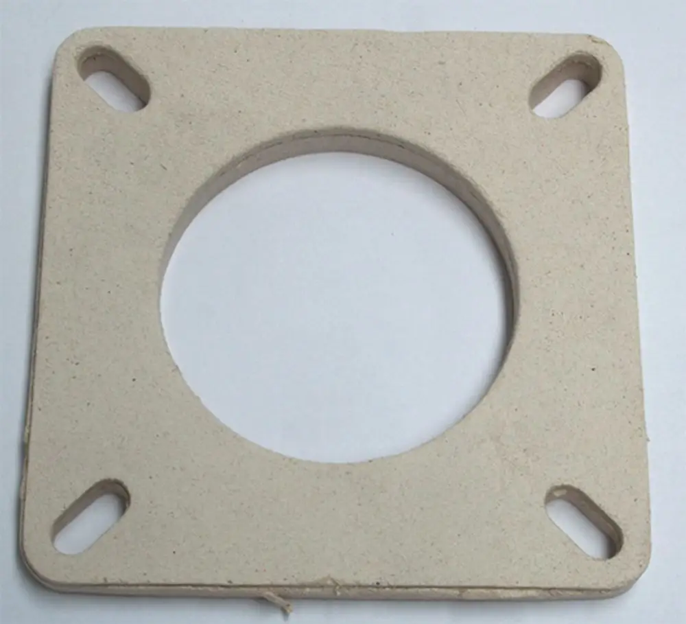 Daikin Dichtung mit quadratischer Form und mittigem Loch, gefertigt aus einem kompakten material. An den Ecken sind zwei Löcher zum Befestigen vorhanden.
